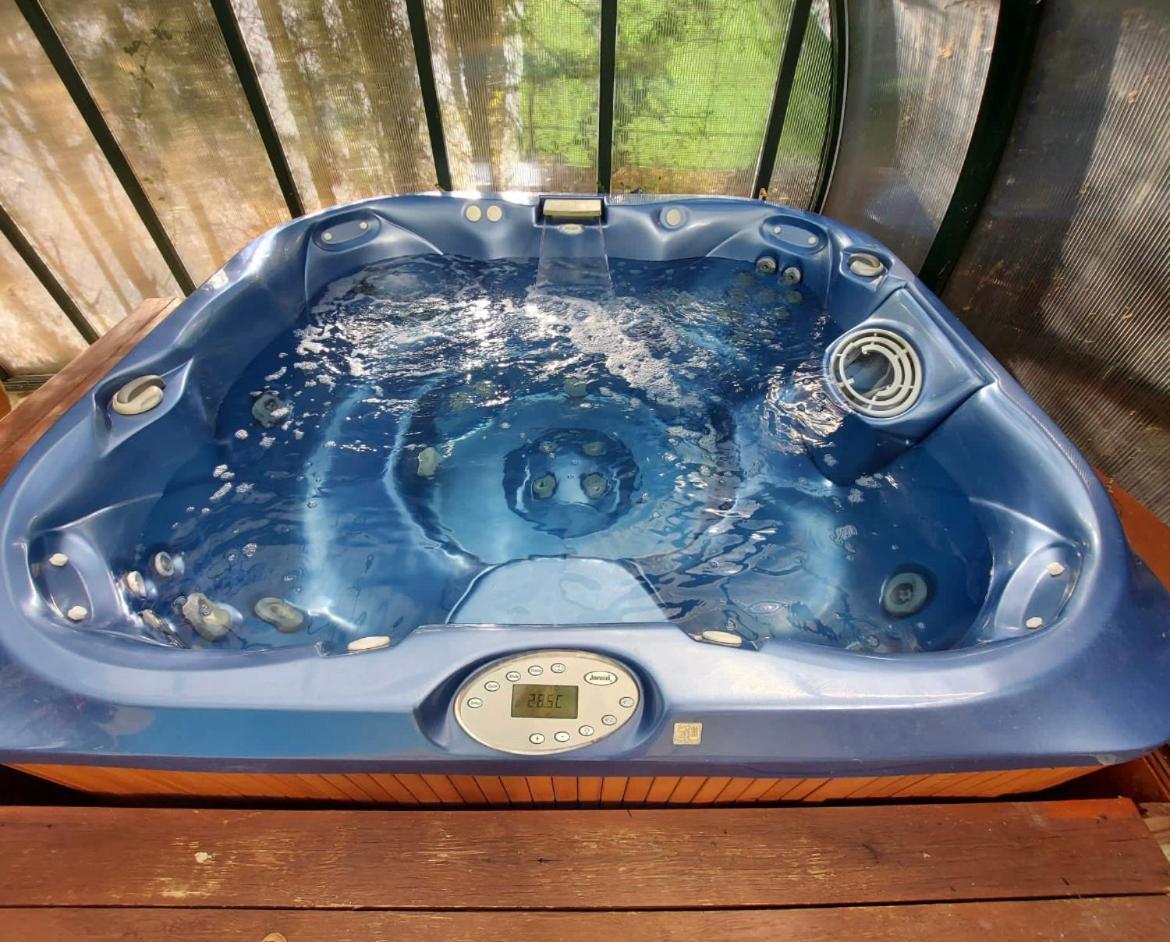 Villa Con Jacuzzi Exterior Y Piscina Cubiertos