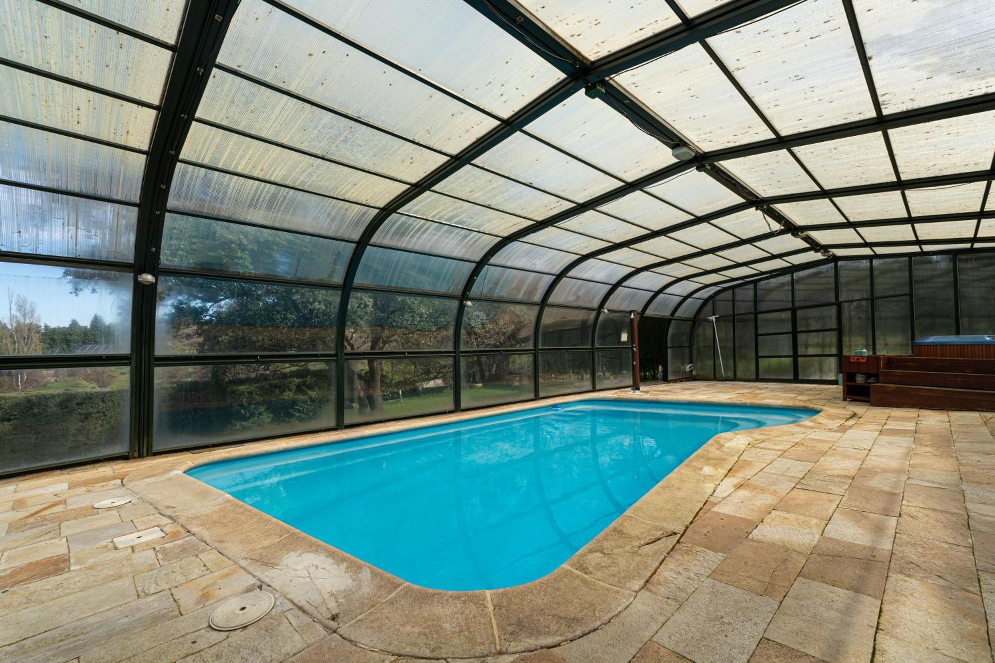 Con Jacuzzi Exterior Y Piscina Cubiertos