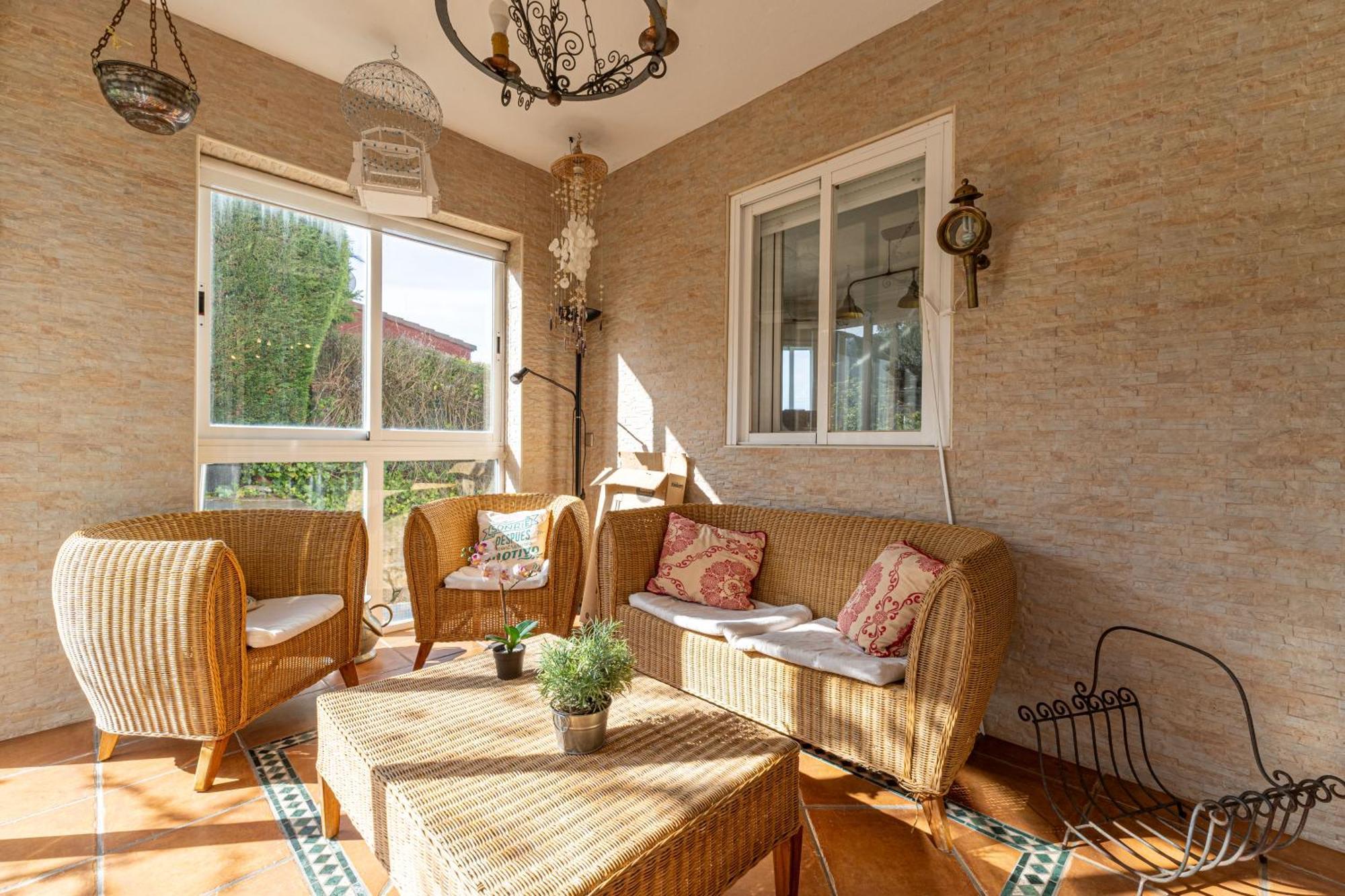 Con Jacuzzi Exterior Y Piscina Cubiertos