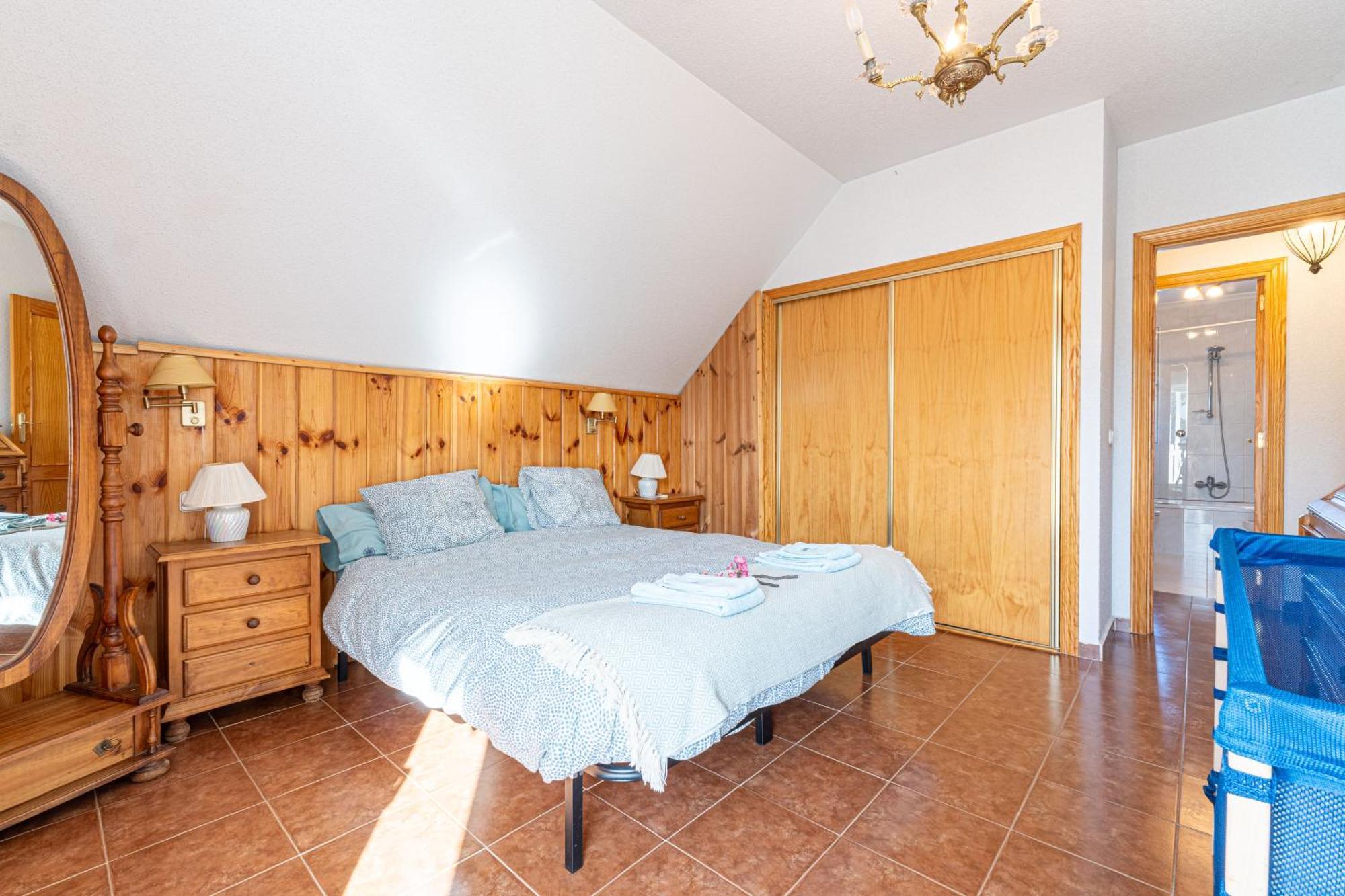 Con Jacuzzi Exterior Y Piscina Cubiertos *